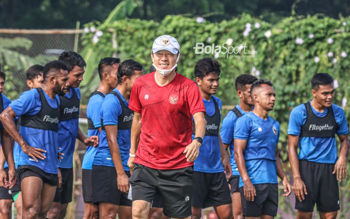 Pelatih timnas Indonesia, Shin Tae-yong (jersey merah), nampak sedang memantau para pemainnya dalam sesi latihan di Lapangan G (Panahan), Senayan, Jakarta, 2 Oktober 2021.