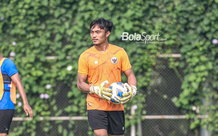 Ernando Ari sedang memegang bola dalam sesi latihan timnas Indonesia  di Lapangan G (Panahan), Senayan, Jakarta, 2 Oktober 2021.