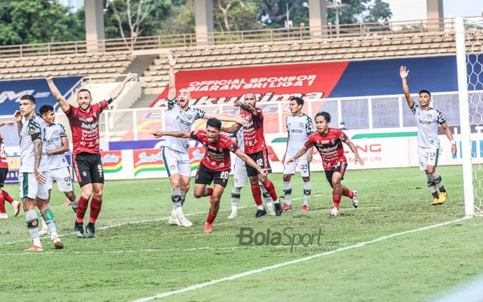 Para pemain Bali United ikut berselebrasi seusai Lerby Eliandry mencetak gol dalam pekan keenam Liga 1 2021 di Stadion Madya, Senayan, Jakarta, 2 Oktober 2021.