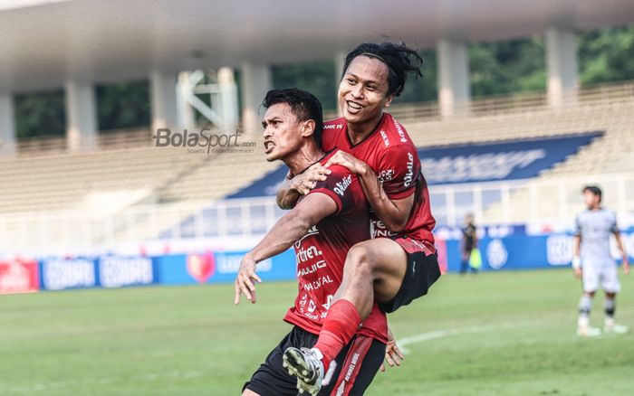 Pemain Bali United, Fahmi Al Ayyubi (kanan), memeluk Lerby Eliandry (kiri) yang berhasil menciptakan gol dalam laga  pekan keenam Liga 1 2021 di Stadion Madya, Senayan, Jakarta, 2 Oktober 2021.