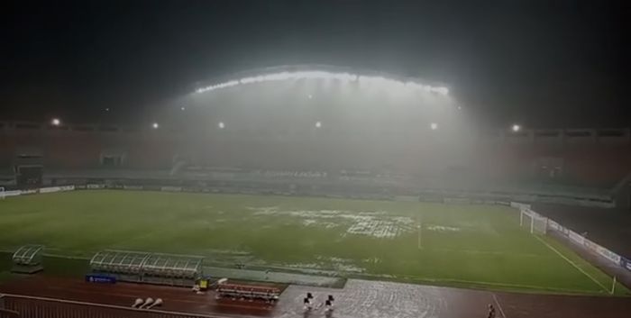 Hujan deras membuat pertandingan Persiraja vs Persija tertunda. 