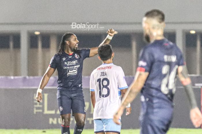 Penyerang Arema FC, Carlos Fortes (paling kiri), sedang melakukan sedikit selebrasi seusai mencetak gol dalam laga pekan keenam Liga 1 2021 di Stadion Madya, Senayan, Jakarta, 3 Oktober 2021.