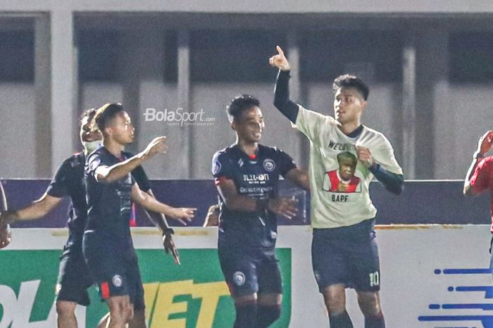 Muhammad Rafli merayakan selebrasi gol dengan baju spesialnya dan diikuti dengan sejumlah pemain Arema FC dalam laga pekan keenam Liga 1 2021 di Stadion Madya, Senayan, Jakarta, 3 Oktober 2021.