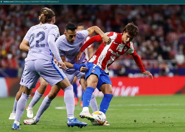 Joao Felix beradu dengan Sergio Busquets pada laga Atletico Madrid kontra Barcelona, Sabtu (2/10/2021) atau Minggu dini hari WIB.