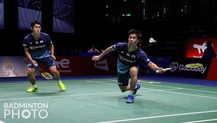 Pasangan ganda putra Jepang, Takuro Hoki/Yugo Kobayashi, saat menjalani pertandingan melawan wakil Malaysia, Aaron Chia/Soh Wooi Yik, pada laga semifinal Sudirman Cup 2021 di Energia Areena, Vantaa, Finlandia, Sabtu (2/10/2021).