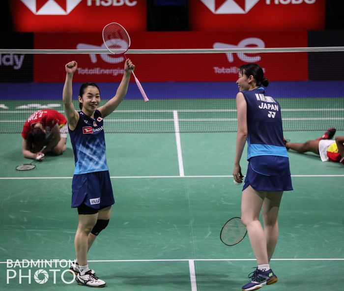 Pasangan ganda putri Jepang, Mayu Matsumoto/Misaki Matsutomo, melakukan selebrasi usai berhasil mengalahkan wakil Malaysia, Pearly Tan/Thinaah Muralitharan, pada babak semifinal Sudirman Cup 2021 di Energia Areena, Vantaa, Finlandia, Sabtu (2/10/2021).