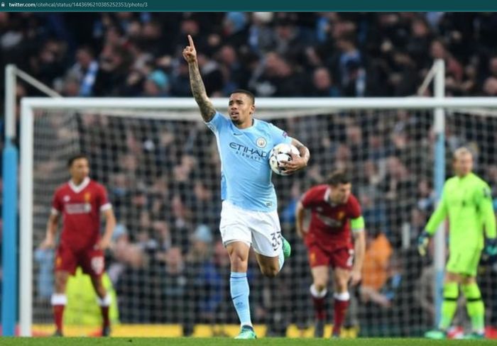 Momen Gabriel Jesus menjebol gawang Liverpool pada pertemuan di Liga Inggris.