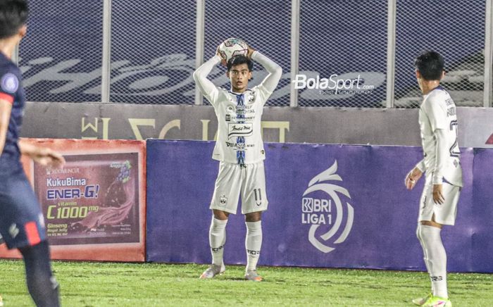 Bek sayap kiri PSIS Semarang, Pratama Arhan, nampak akan melakukan lemparan ke dalam saat laga pekan keempat Liga 1 2021 di Stadion Madya, Senayan, Jakarta,  25 September 2021.