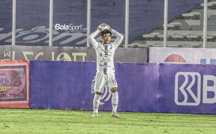 Bek sayap kiri PSIS Semarang, Pratama Arhan, nampak akan melakukan lemparan ke dalam saat laga pekan keempat Liga 1 2021 di Stadion Madya, Senayan, Jakarta,  25 September 2021.