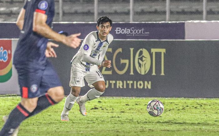 Bek sayap kiri PSIS Semarang, Pratama Arhan (kanan), sedang menguasai bola dalam laga pekan keempat Liga 1 2021 di Stadion Madya, Senayan, Jakarta,  25 September 2021.