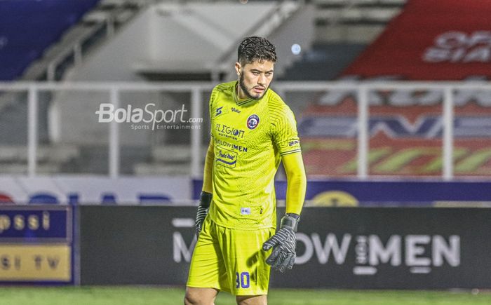 Kiper Arema FC, Adilson Maringa, sedang bertanding dalam laga pekan keempat Liga 1 2021 di Stadion Madya, Senayan, Jakarta,  25 September 2021.