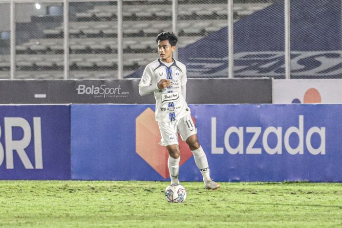 Bek sayap kiri PSIS Semarang, Pratama Arhan, sedang menguasai bola dalam laga pekan keempat Liga 1 2021 di Stadion Madya, Senayan, Jakarta,  25 September 2021.