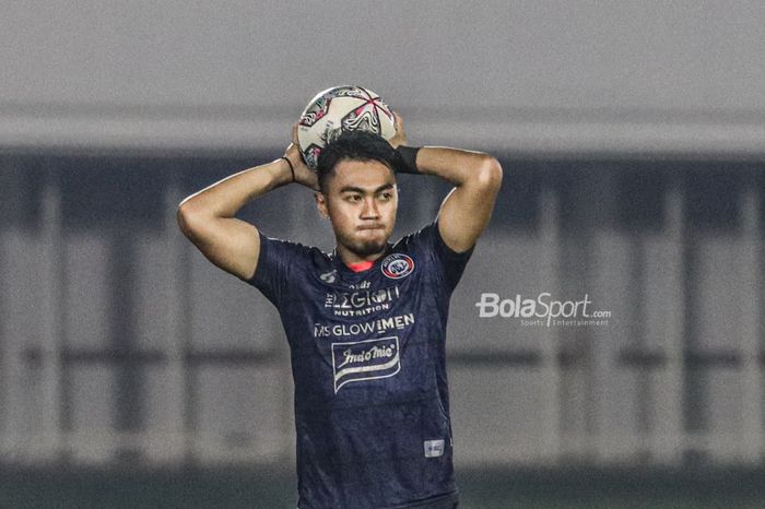 Bek sayap kanan Arema FC, Rizky Dwi Febrianto, nampak akan melakukan lemparan ke dalam saat laga pekan keempat Liga 1 2021 di Stadion Madya, Senayan, Jakarta,  25 September 2021.