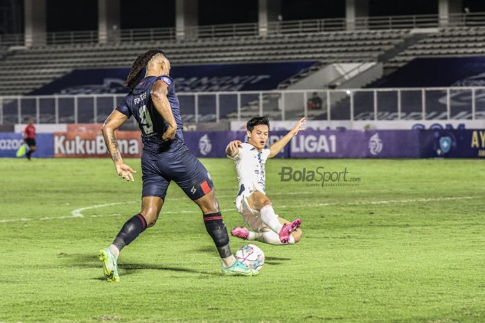 Bek PSIS Semarang, Alfeandra Dewangga Santosa (kanan), sedsng berusaha menghalau bola yang dikuasai lawannya dalam laga pekan keempat Liga 1 2021 di Stadion Madya, Senayan, Jakarta,  25 September 2021.