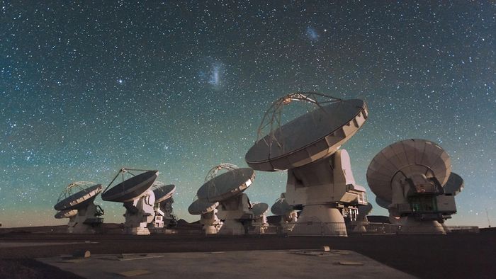 Para peneliti menggunakan teleskop Atacama Large Millimeter/submillimeter Array (ALMA)