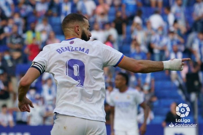 Selebrasi striker Real Madrid, Karim Benzema, usai membobol gawang Espanyol di Liga Spanyol.