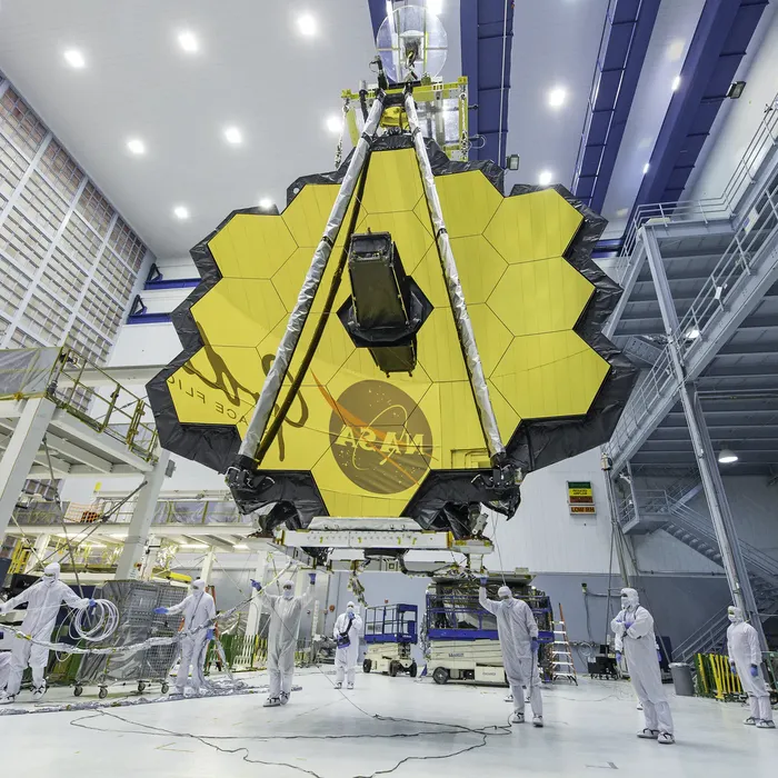  James Webb Space Telescope (JWST), sebelumnya dikenal dengan Next Generation Space Telescope (NGST), merupakan observatorium angkasa yang dioptimalkan untuk pengamatan dalam spektrum inframerah dan merupakan pengganti dari Teleskop Hubble dan Teleskop Spitzer.