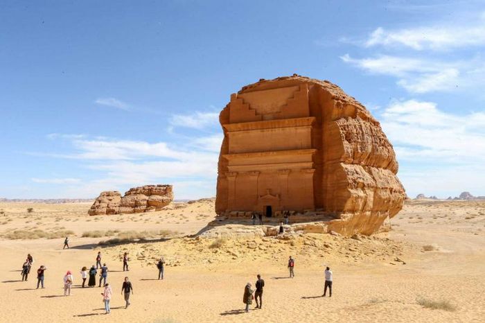 Pengunjung terlihat di depan makam Qasr al-Farid di situs purbakala Madain Saleh di Al-Ula, Arab Saudi.