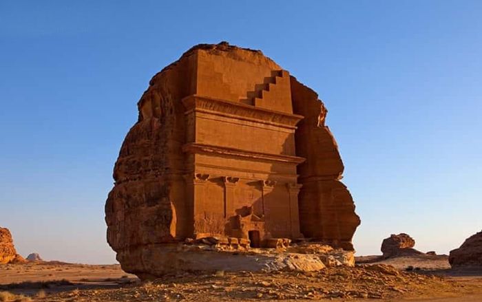 Kemegahan arsitektur makam Qasr Al-Farid yang terpisah dari kelompok makam lainnya di Provinsi Madinah.