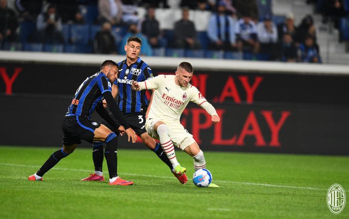 Duel antara pemain AC Milan, Ante Rebic, dengan satu pemain Atalanta pada laga Liga Italia 2021-2022.