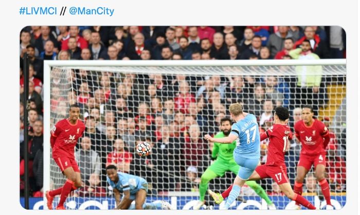 Momen Kevin De Bruyne (no. punggung 17) mencetak gol untuk Manchester City ke Liverpool pada laga di Anfield, Minggu (3/10/2021)