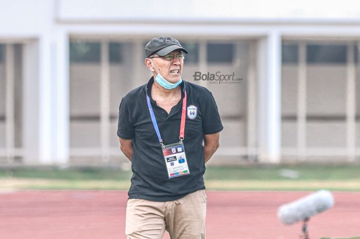 Pelatih RANS Cilegon FC, Bambang Nurdiansyah, sedang memantau para pemainnya dalam laga pekan kedua Liga 2 2021 di Stadion Madya, Senayan, Jakarta, 5 Oktober 2021.