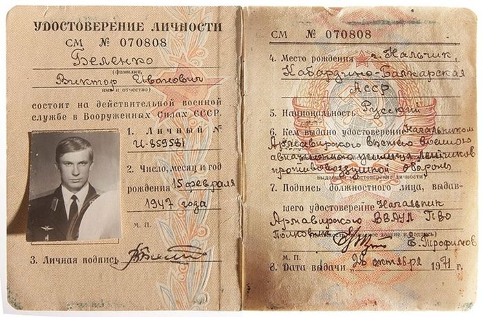 Dokumen identitas militer Viktor Belenko.