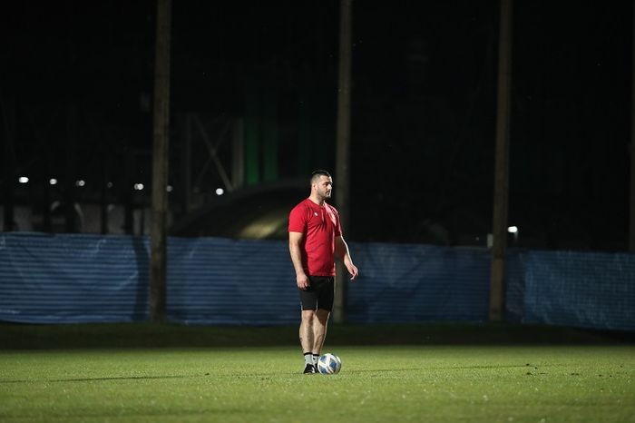 Asisten baru Shin Tae-yong, Dzenan Radoncic, sudah tiba di Thailand dan langsung ikut melatih pemain timnas Indonesia di Chang Training Ground, Thailand, Senin (4/10/2021).