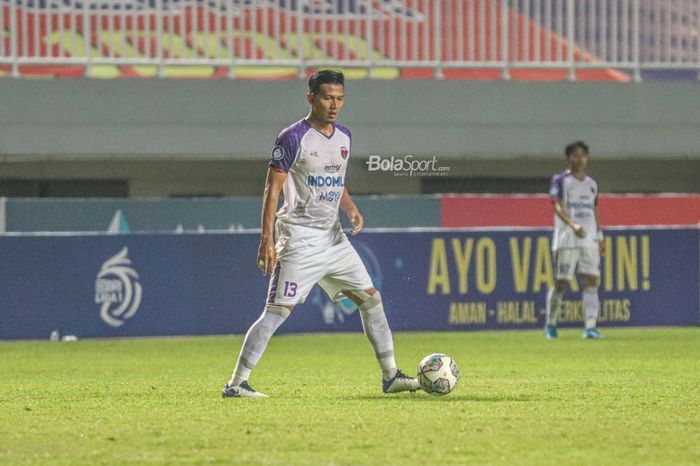 Bek Persita Tangerang, Agung Prasetyo, sedang menguasai bola dalam laga pekan kelima Liga 1 2021 di Stadion Pakansari, Bogor, Jawa Barat, 28 September 2021.