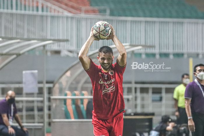 Bek sayap kanan Persija Jakarta, Marco Motta, nampak akan melakukan lemparan ke dalam saat laga pekan kelima Liga 1 2021 di Stadion Pakansari, Bogor, Jawa Barat, 28 September 2021.