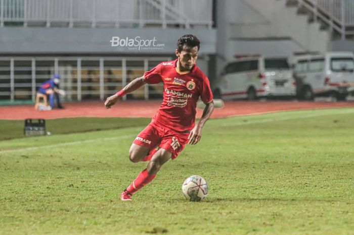 Pemain sayap kiri Persija Jakarta, Osvaldo Haay, sedang menguasai bola dalam laga pekan kelima Liga 1 2021 di Stadion Pakansari, Bogor, Jawa Barat, 28 September 2021.