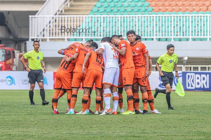 Skuat Persiraja Banda Aceh nampak sedang melakukan briefing dalam laga pekan kelima Liga 1 2021 di Stadion Pakansari, Bogor, Jawa Barat, 28 September 2021.