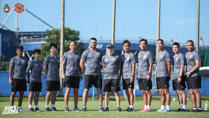 Shin Tae-yong beserta seluruh asisten pelatih timnas Indonesia di Buriram (6/10/2021). 