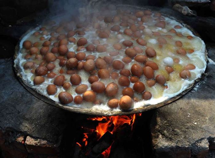 Tong Zi Dan atau telur anak laki-laki. Di Tiongkok, telur yang direbus dalam urin anak laki-laki selama sehari menjadi hidangan khusus. Nama menu ini 'tong zi dan' atau telur anak laki-laki. Banyak dijumpai di Dongyang, Provinsi Zhejiang.