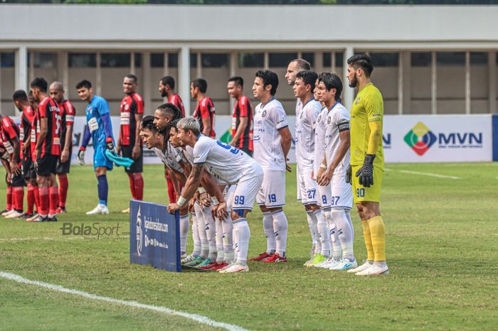Skuat Arema FC sedang melakukan foto tim dalam laga pekan kelima Liga 1 2021 di Stadion Madya, Senayan, Jakarta, 29 September 2021.