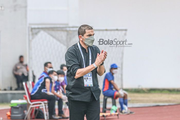 Pelatih Arema FC, Eduardo Almeida, nampak sedang memberikan apresiasi kepada para pemainnya lewat tepuk tangan dalam laga pekan kelima Liga 1 2021 di Stadion Madya, Senayan, Jakarta, 29 September 2021.