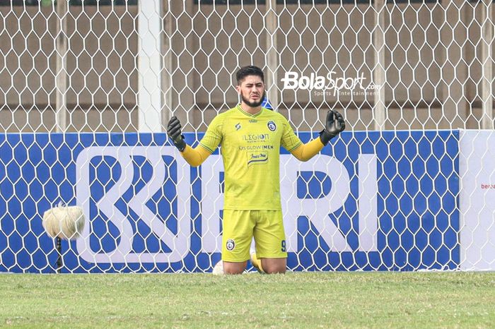 Kiper Arema FC, Adilson Maringa, sedang memanjatkan do'a jelang laga pekan kelima Liga 1 2021 di Stadion Madya, Senayan, Jakarta, 29 September 2021.