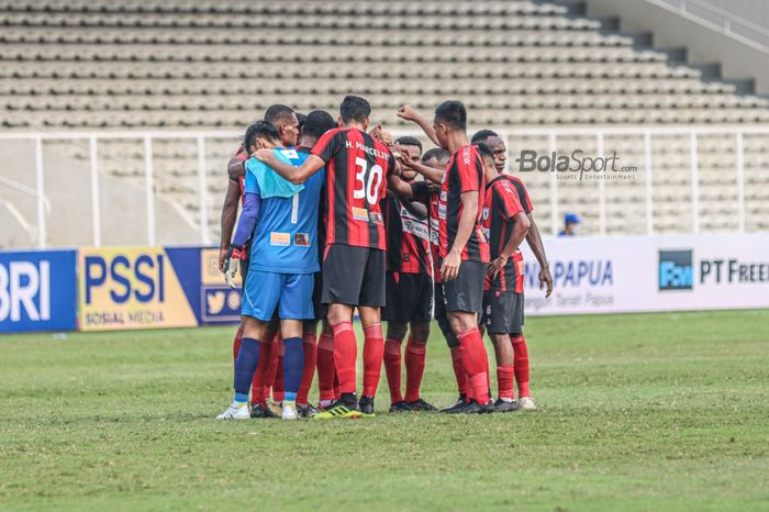 Skuat Persipura Jayapura sedang melakukan briefing dalam laga pekan kelima Liga 1 2021 di Stadion Madya, Senayan, Jakarta, 29 September 2021.