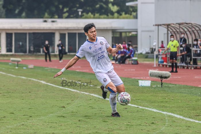 Pemain sayap kiri Arema FC, Feby Eka Putra, sedang menguasai bola dalam laga pekan kelima Liga 1 2021 di Stadion Madya, Senayan, Jakarta, 29 September 2021.