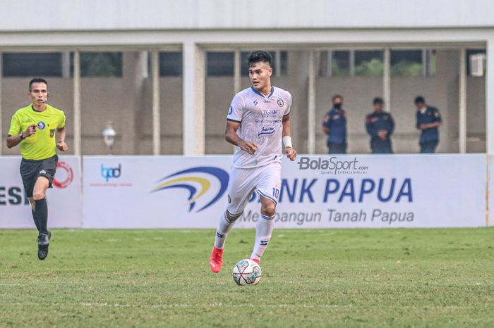 Penyerang Arema FC, Muhammad Rafli, sedang menguasai bola dalam laga pekan kelima Liga 1 2021 di Stadion Madya, Senayan, Jakarta, 29 September 2021.