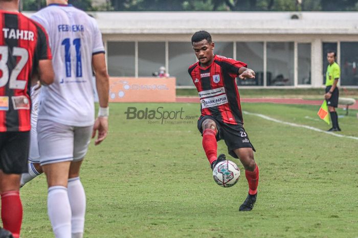 Pemain sayap kanan Persipura Jayapura, Ramai Rumakiek (kanan), sedang menguasai bola dalam laga pekan kelima Liga 1 2021 di Stadion Madya, Senayan, Jakarta, 29 September 2021.