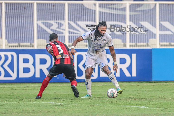 Striker Arema FC, Carlos Fortes (kanan), sedang berusaha melewati lawannya dalam laga pekan kelima Liga 1 2021 di Stadion Madya, Senayan, Jakarta, 29 September 2021.