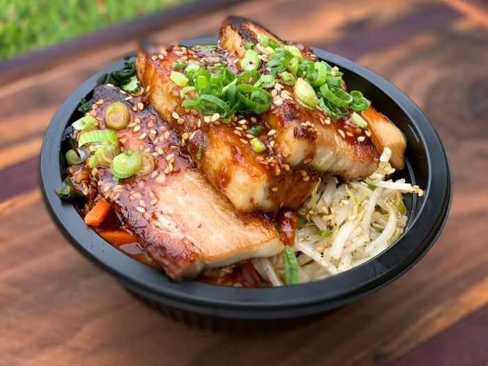 Perut babi atau 'belly pork' yang diracik dengan cita rasa korea. Perut babi dilumuri gochujang, madu, kecap, minyak wijen, biji wijen, bawang putih dan jahe dalam panci kecil, kemudian dididihkan.