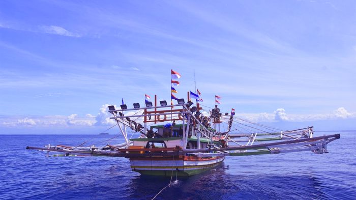 Potret perahu nelayan di salah satu lautan lepas Indonesia.