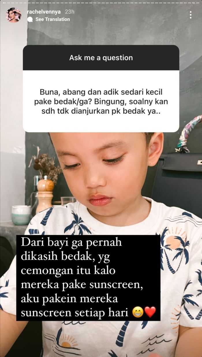 Unggahan Rachel Vennya yang mengaku tidak pernah memakaikan bedak pada dua anaknya.