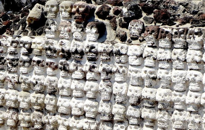Rak berisi tengkorak-tengkorak di situs Templo Mayor.