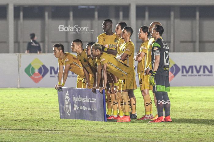 Skuat Bhayangkara FC sedang melakukan foto tim dalam laga pekan kelima Liga 1 2021 di Stadion Madya, Senayan, Jakarta, 29 September 2021.