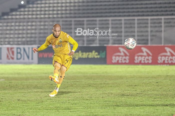 Bek Bhayangkara FC, Anderson Salles, nampak sedang melakukan tendangan bebas dalam laga pekan kelima Liga 1 2021 di Stadion Madya, Senayan, Jakarta, 29 September 2021.