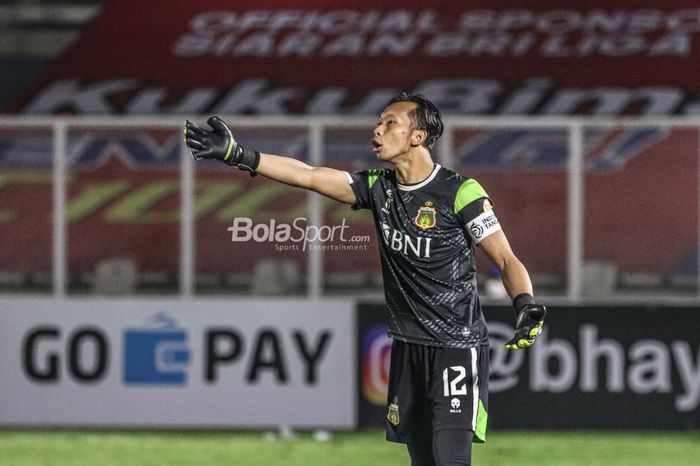 Kiper Bhayangkara FC, Awan Setho Raharjo, nampak sedang memberikan intruksi kepada rekan-rekannya dalam laga pekan kelima Liga 1 2021 di Stadion Madya, Senayan, Jakarta, 29 September 2021.