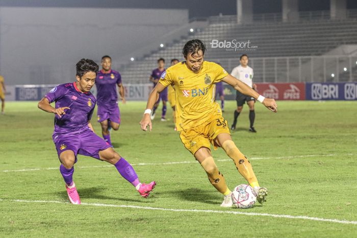 Bek Bhayangkara FC, Hansamu Yama Pranata (kanan), sedang menendang bola dalam laga pekan kelima Liga 1 2021 di Stadion Madya, Senayan, Jakarta, 29 September 2021.